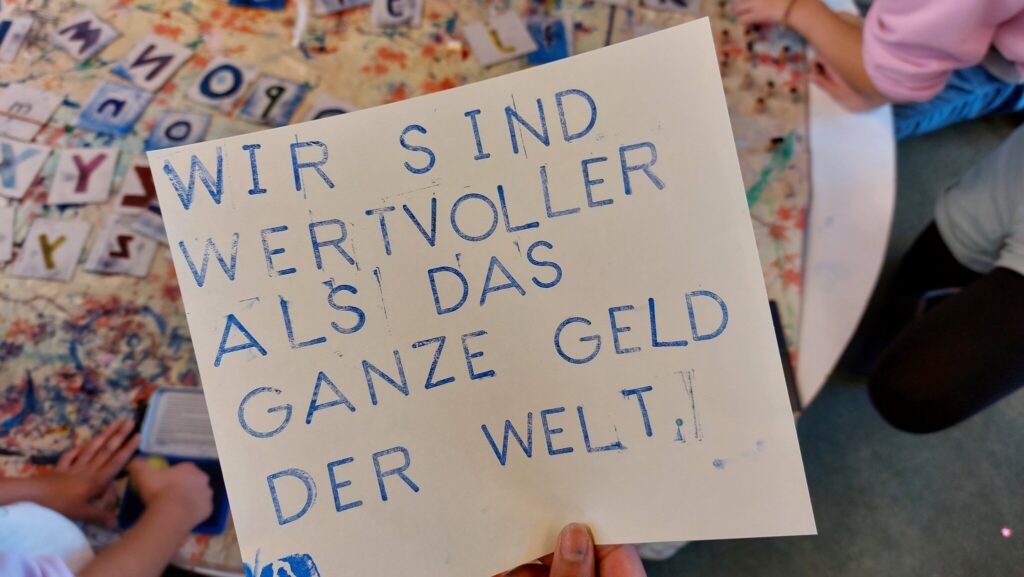 Das Motto unserer Projektwoche Kunst vom 17.11.25 bis 21.11.25 war diesmal „Drucken“! Die Kinder beschäftigten sich eine Woche lang mit vielen unterschiedlichen Drucktechniken, Materialien und Begriffen und entwickelten fantasievolle Gestaltungsideen. Schauen Sie selbst!